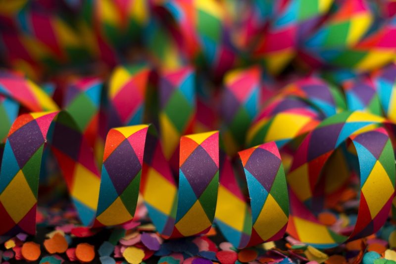 bunte Papierschlangen in Nahaufnahme