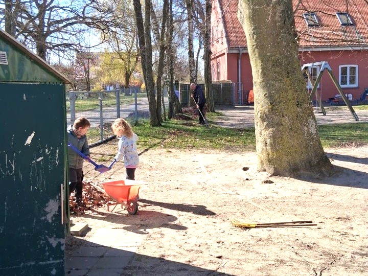 Frühjahrsputz am Alten Gutshaus mit vielen helfenden Händen