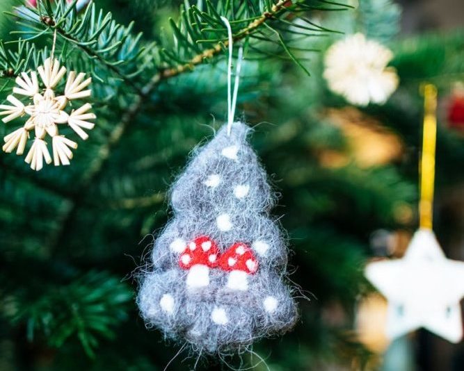 Grauer Filzanhänger Tannenbaum als Weihnachtsdeko