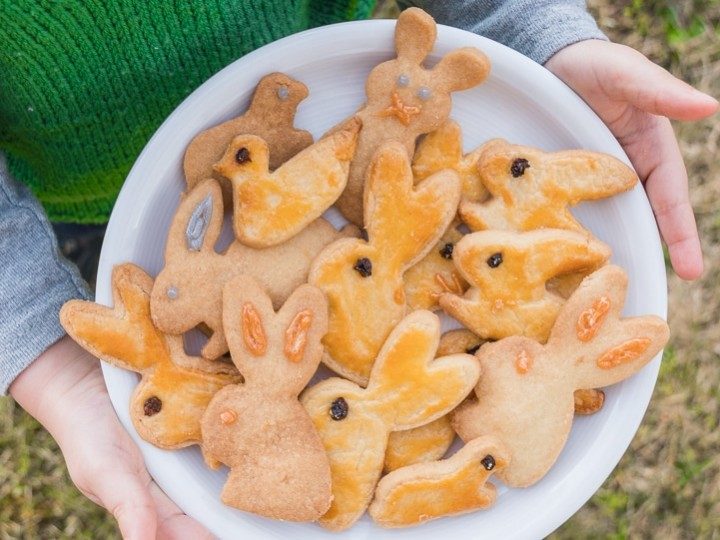 Osterplätzchen-Backen verbindet